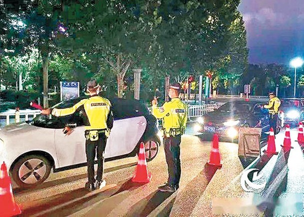 河南駐馬店警方加強巡查，嚴打酒後駕駛。