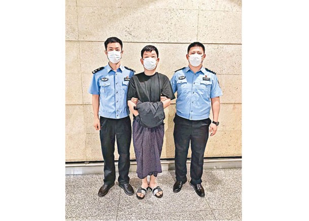 孫男（中）落網後已被移交中國警方。