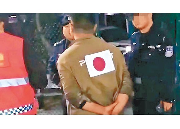 男子背部貼上日本國旗。