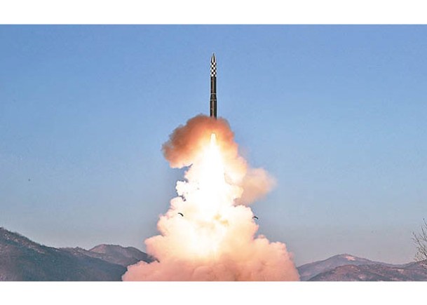 北韓發射火星18型洲際彈道導彈。