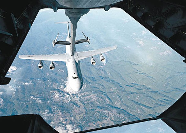 C5M運輸機（圖）飛近KC10空中加油機準備「逆向空中加油」。