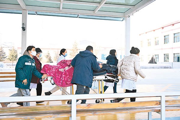積石山縣的醫護人員運送傷者到醫院救治。