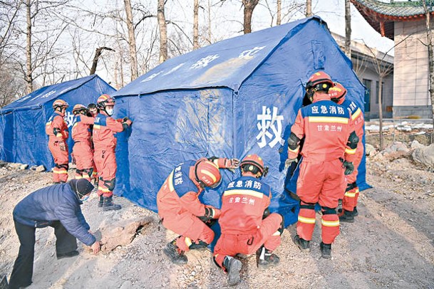 救援人員為災民搭建帳篷。