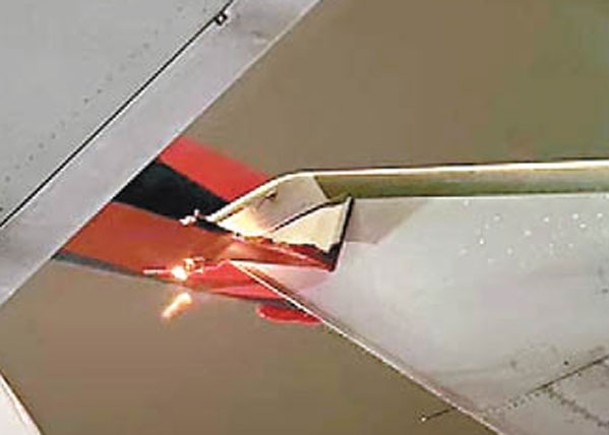 達美客機機尾受損。