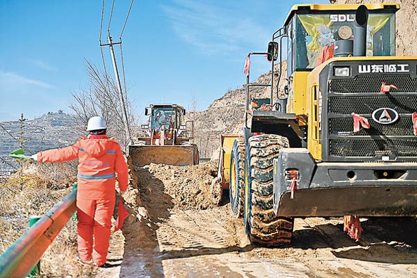 甘肅應急搶險隊開通前往災區道路。（中新社圖片）