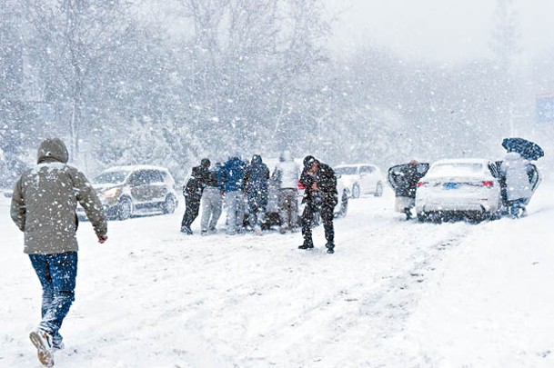 山東煙台民眾在雪中出行。（中新社圖片）