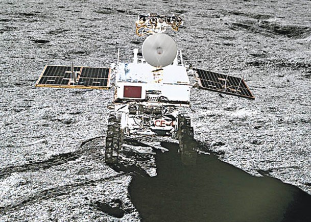 中國嫦娥四號着陸器與玉兔二號月球車在月球探索。