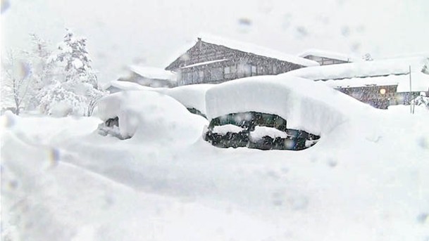 日本：岐阜縣積雪非常厚。