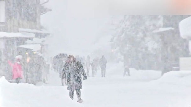 日本：岐阜縣大雪紛飛。