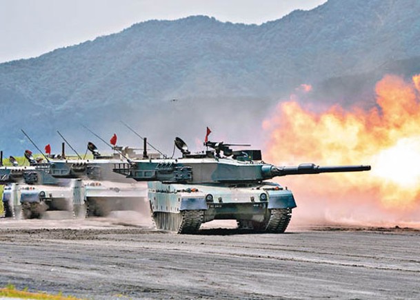日本增加防衞費；圖為陸上自衞隊坦克演習。（Getty Images圖片）