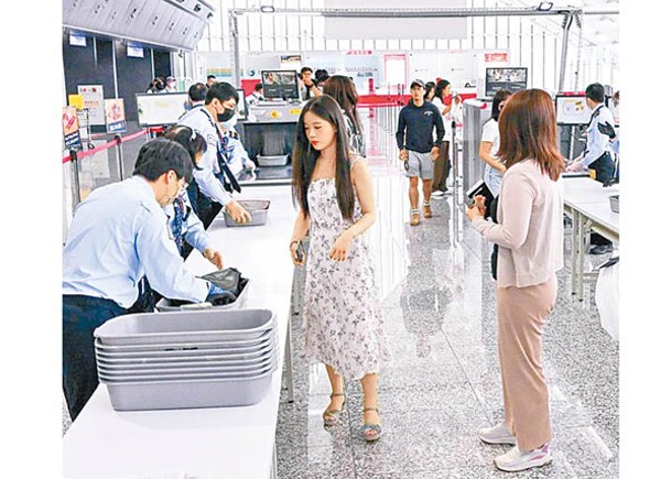 台灣機場安檢人員檢查遊客行李。（中時電子報圖片）