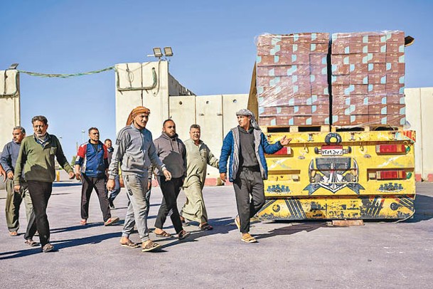 人道主義物資由埃及進入加薩地帶。（Getty Images圖片）