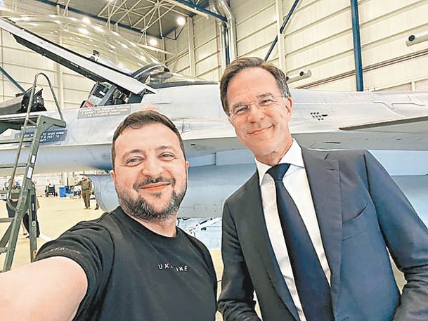 澤連斯基（左）感謝呂特（右）援助F16戰機（後）的決定。