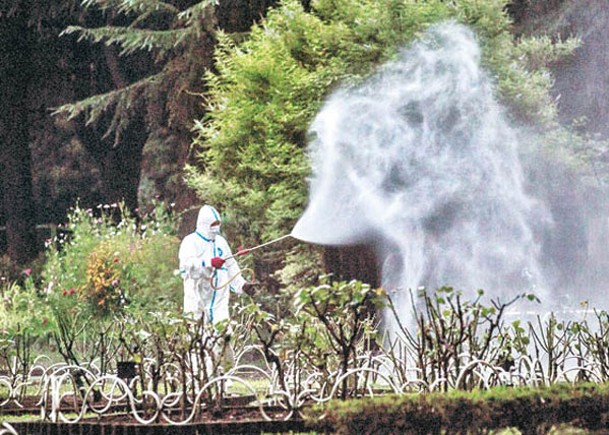 登革熱肆虐，日本東京工作人員在公園噴驅蚊劑。（Getty Images圖片）