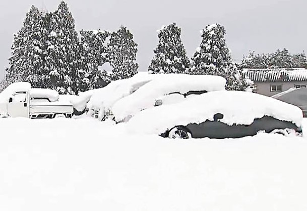 日本：日本富山縣下起大雪。