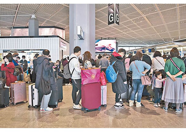 成田機場堆滿遊客。（Getty Images圖片）
