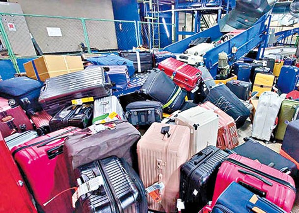 桃園國際機場堆積大量乘客託運行李。