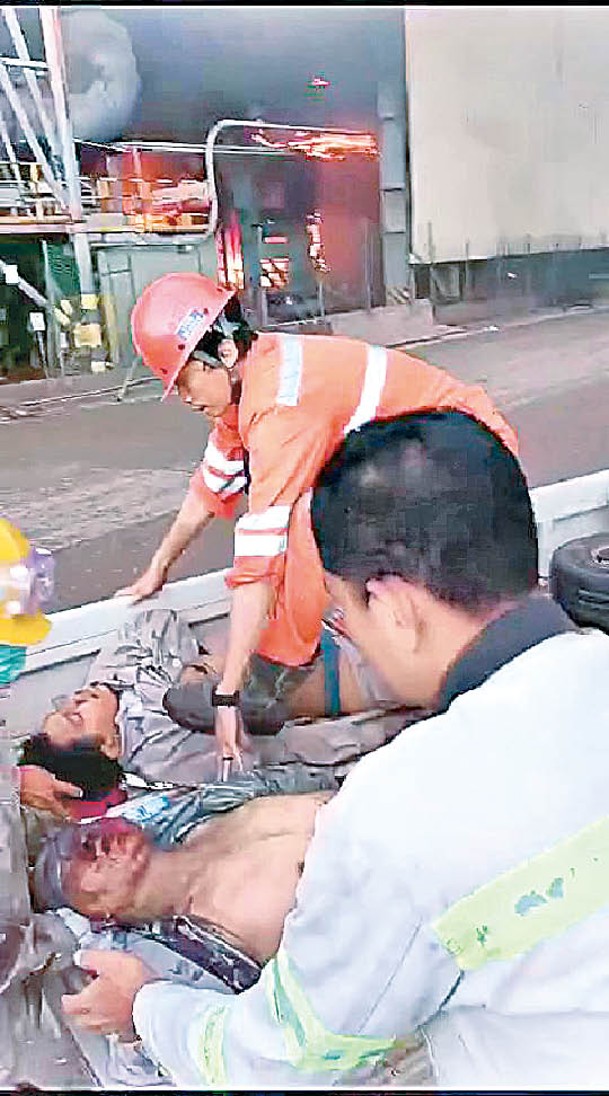 救援人員救出傷者。