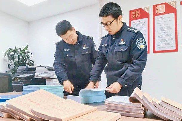 上海市公安局檢視案件相關證據。