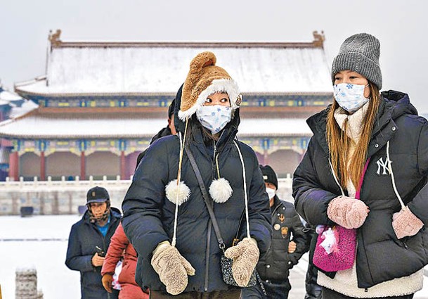 遊客穿上禦寒衣物遊覽故宮博物院。（Getty Images圖片）