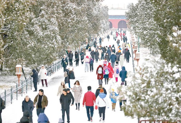 遊客在天壇公園欣賞雪景。（中新社圖片）