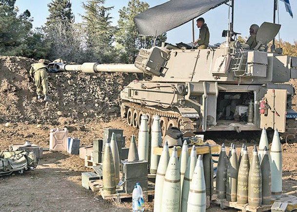 以色列在接壤黎巴嫩的北部邊境部署火炮。