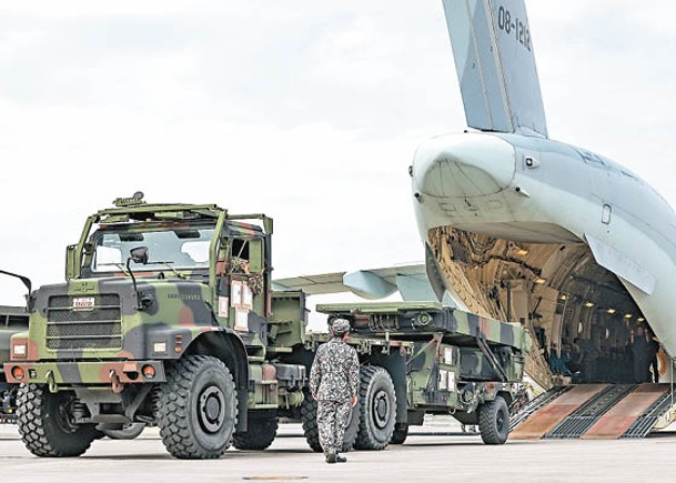 美國海軍陸戰隊把AN/TPS-80雷達運上日本航空自衞隊C2運輸機。