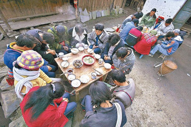 雲南省農村地區經常舉行集體聚餐。（Getty Images圖片）