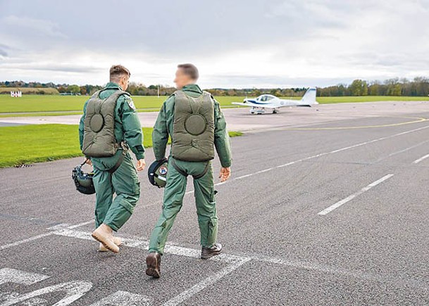 烏克蘭飛行員在英國訓練。