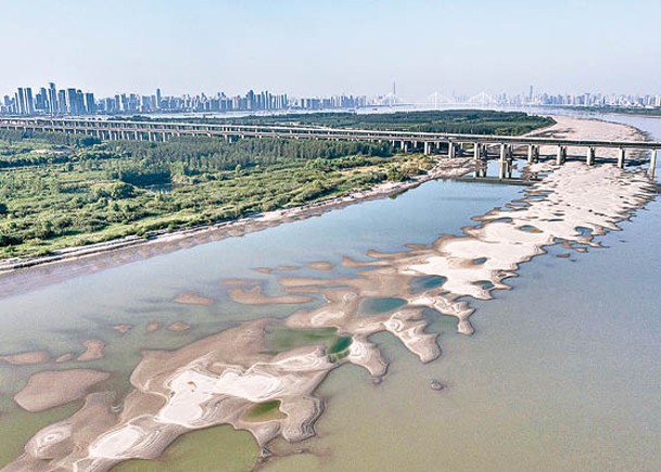 湖北武漢的長江水流本年一度減少。（Getty Images圖片）