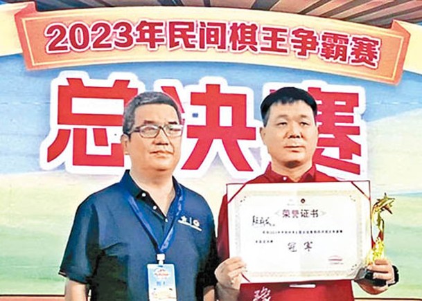 顏成龍（右）否認在比賽中作弊。