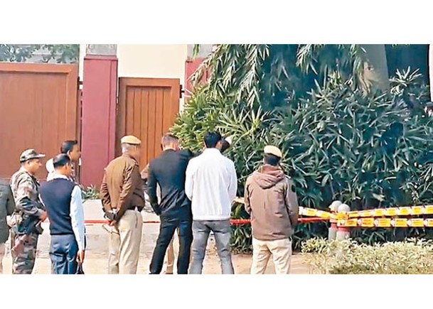 印度警員及以色列官員在爆炸現場調查。