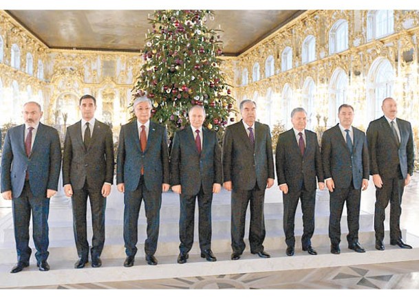 普京（左四）現身峰會。