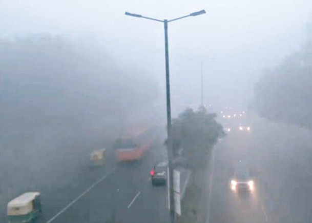 濃霧罩印度首都  影響航班鐵路