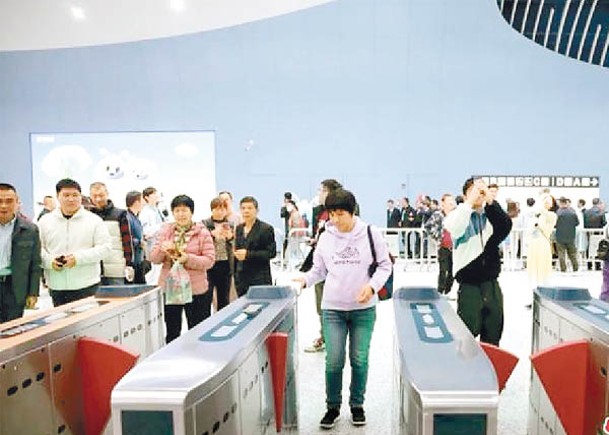 深圳地鐵8號線二期開通營運。