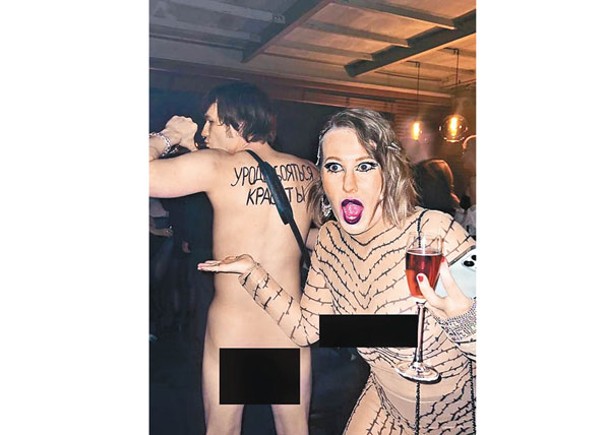 索布恰克參加「幾乎裸體」派對，引起爭議。
