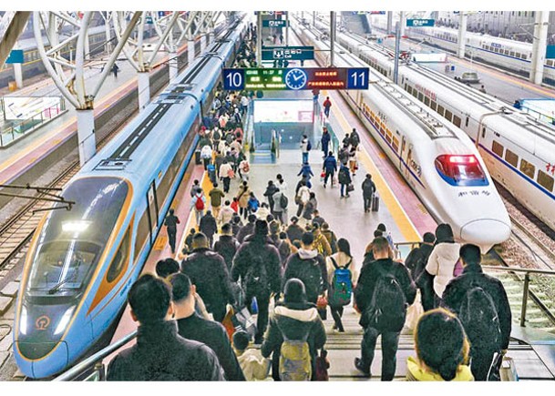 旅客在江蘇南京火車站出行。（中新社圖片）