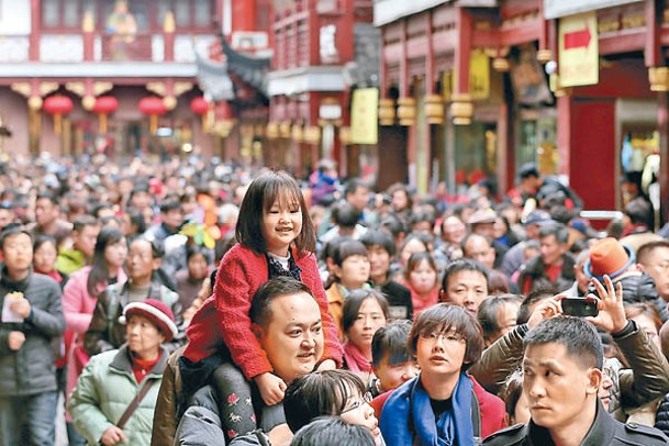部分上海人過農曆新年需請家政阿姨幫忙。（中新社圖片）