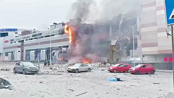 烏克蘭多地遭俄羅斯空襲，有建築物起火。