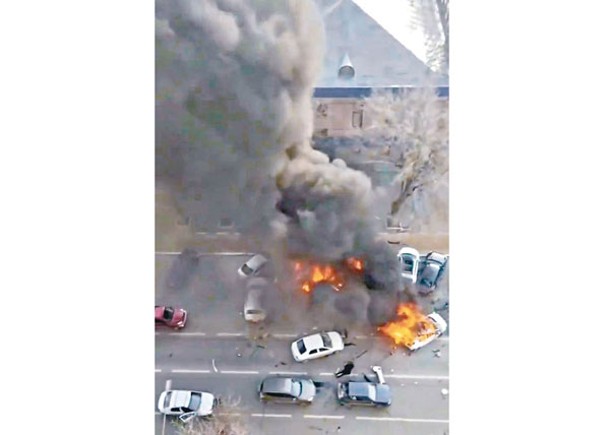 烏克蘭炮擊別爾哥羅德市中心，多輛汽車中彈起火。