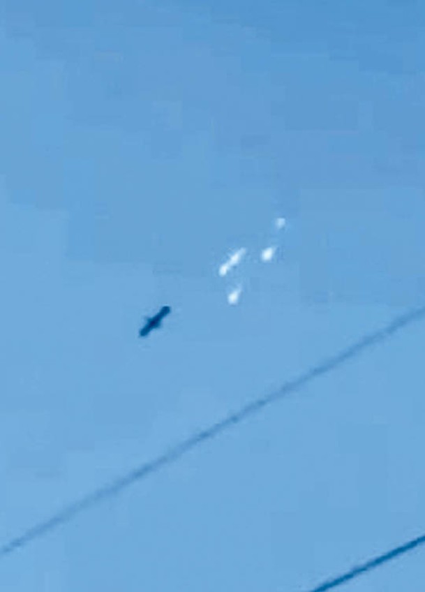 俄羅斯Kh101巡航導彈飛行期間發射干擾彈。