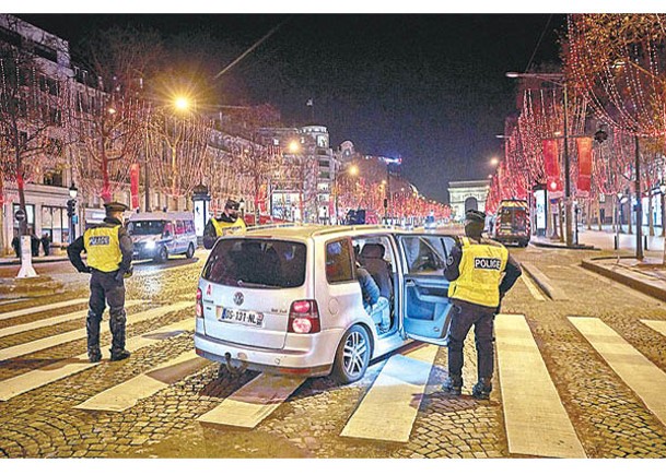 巴黎警方過往在除夕夜加強截查汽車。（Getty Images圖片）