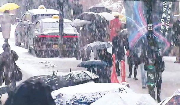 首爾下雪，無阻民眾前往明洞購物。