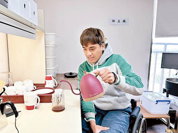 林凱程成為咖啡烘焙師。