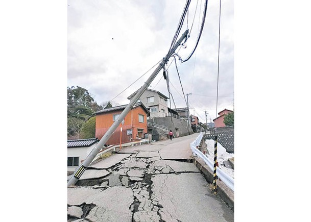 石川縣輪島市有電線桿因地震而倒下，地面嚴重變形及裂開。