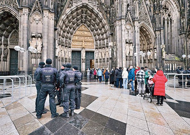 警員對科隆大教堂訪客進行安全檢查。（Getty Images圖片）