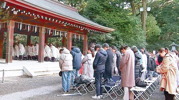 大批民眾參拜明治神宮。