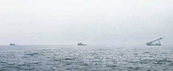 中國大陸公務拖船（左及中）拉着平台船（右）進入台灣附近海域。（中時電子報圖片）