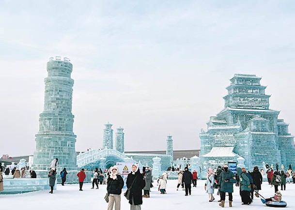 哈爾濱冰雪大世界吸引大量旅客前來遊玩。