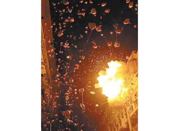 氫氣球接觸電線爆炸及冒出火光。